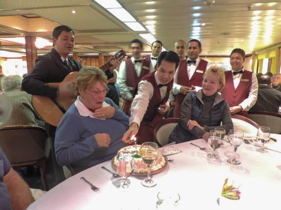 Celebração surpresa de aniversário de passageira durante almoço no Sea Spirit, a caminho da Antártida